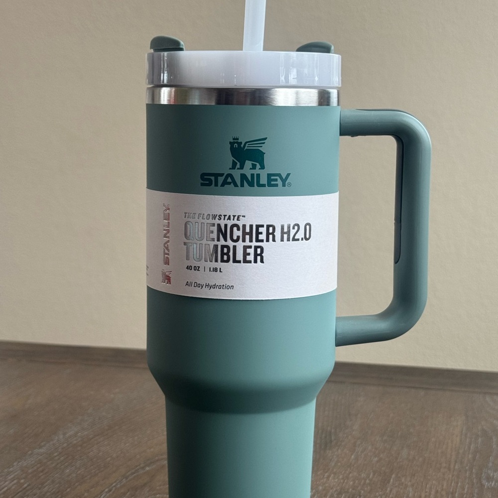 Green Insulated Water Bottle with Leak-Proof Lid and Easy-Grip Design